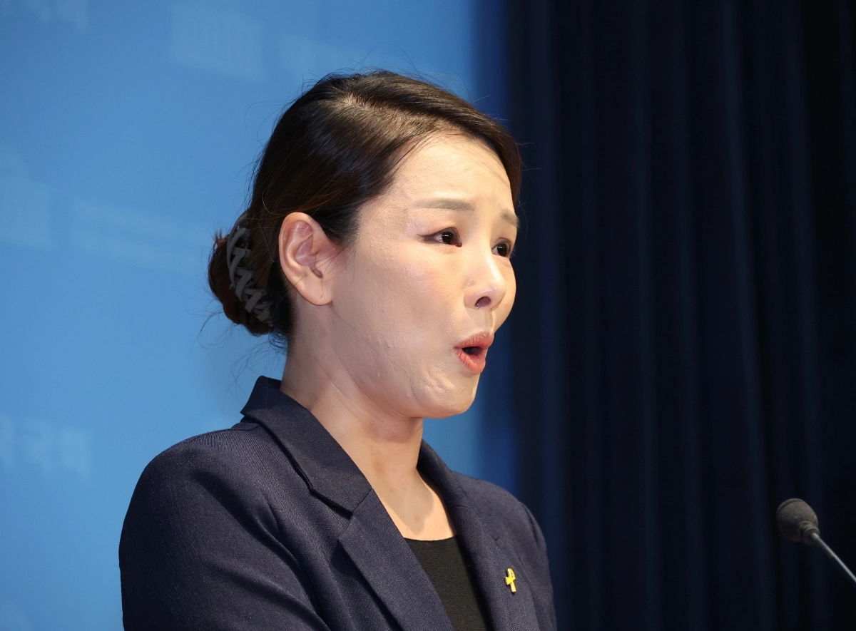 조국혁신당 성비위 고발 및 탈당 기자회견하는 강미정 대변인