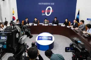 [단독]황현선 사퇴 이어 윤재관 직무 정지 요청…조국혁신당 성 비위 파문 확산