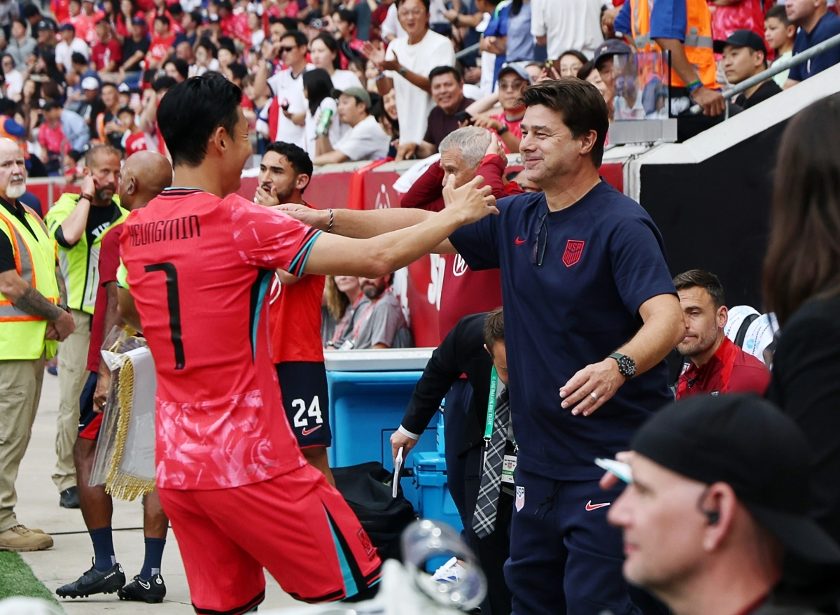 한국 축구 국가대표 손흥민이 7일(한국시간) 미국 뉴저지주 해리슨 스포츠일러스트레이티드 스타디움에서 열린 미국과의 평가전에 앞서 스승이었던 마우리시오 포체티노 미국 대표팀 감독과 인사하고 있다. 해리슨 연합뉴스