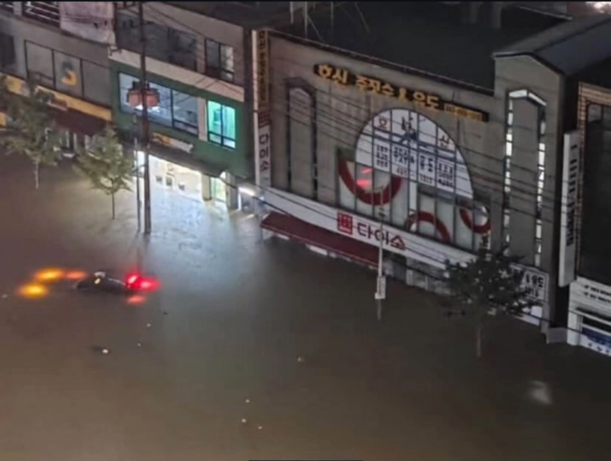 간판까지 차오른 빗물