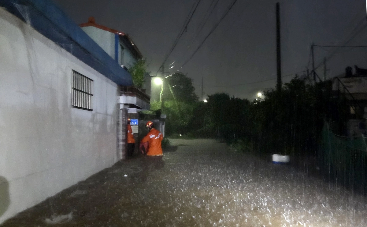 침수 현장 출동한 소방대원