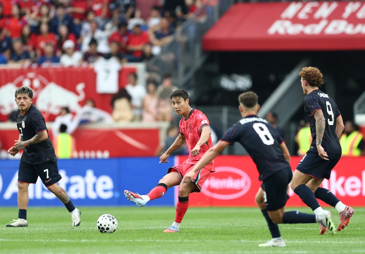 한국 축구 국가대표 백승호가 7일(한국시간) 미국 뉴저지주 해리슨 스포츠일러스트레이티드 스타디움에서 열린 미국과의 평가전에서 패스하고 있다. 해리슨 연합뉴스
