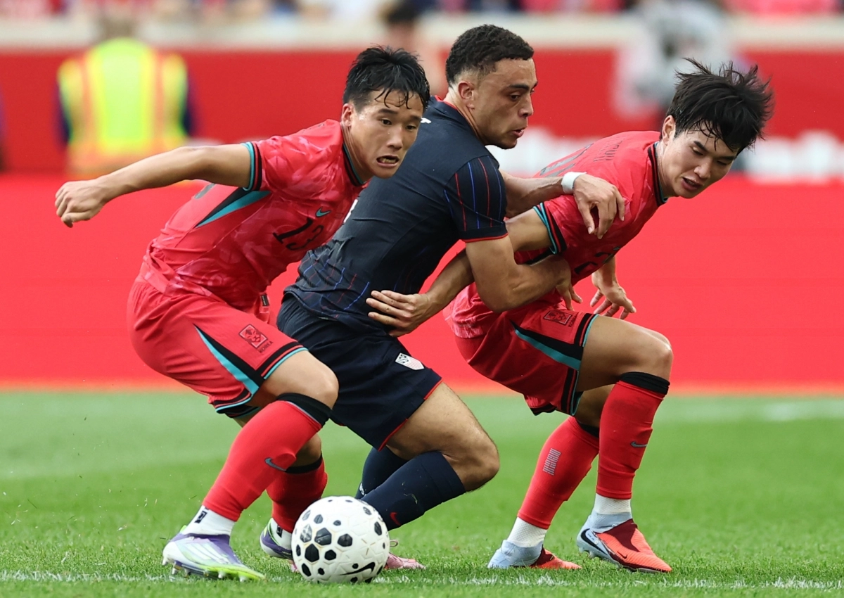 한국 축구 국가대표 김진규(오른쪽)가 7일(한국시간) 미국 뉴저지주 해리슨 스포츠일러스트레이티드 스타디움에서 열린 미국과의 평가전에서 이태석과 함께 수비하고 있다. 해리슨 연합뉴스