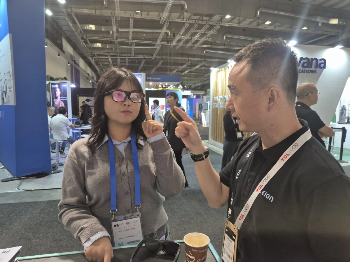 6일(현지시간) 독일 베를린 ‘IFA 2025’에 마련된 LL비전 전시관에서 본지 곽소영 기자가 실시간 통역이 가능한 스마트 증강현실(AR) 안경 ‘레이온 헤이2’를 착용하고 LL비전 관계자와 중국어로 대화하고 있다. 곽소영 기자