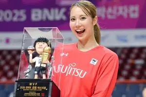 웃으며 코트 누빈 후지모토, 박신자컵 MVP…‘일본 최강’ 후지쓰, 수비로 2년 연속 우승