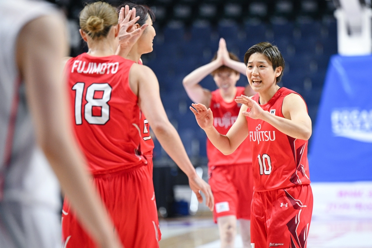 후지쓰 레드웨이브 마치다 루이가 7일 부산 사직체육관에서 열린 2025 박신자컵 결승전에서 덴소 아이리스와의 경기에서 동료들과 대화하고 있다. WKBL 제공