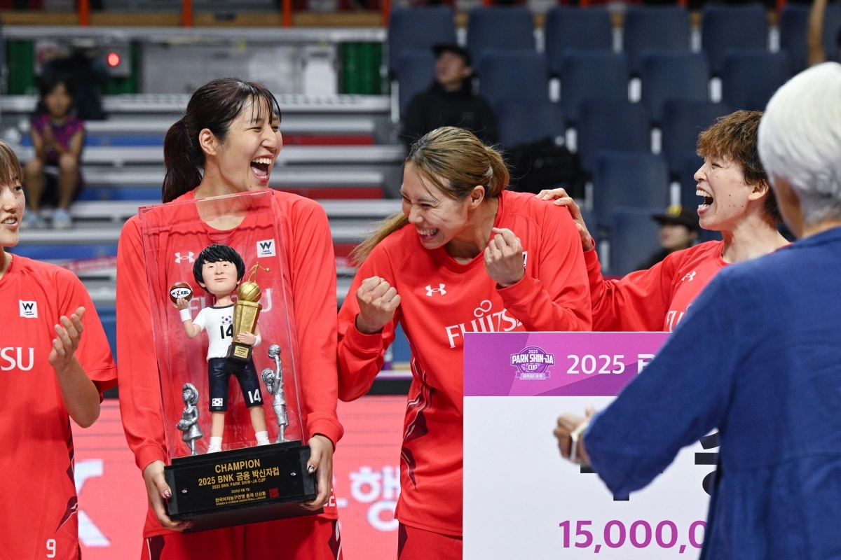 후지쓰 레드웨이브 후지모토 아키가 7일 부산 사직체육관에서 열린 2025 박신자컵 결승전에서 덴소 아이리스(일본)를 79-65로 꺾고 우승한 뒤 지난해 최우수선수(MVP)였던 미야자와 유키와 기뻐하고 있다. WKBL 제공