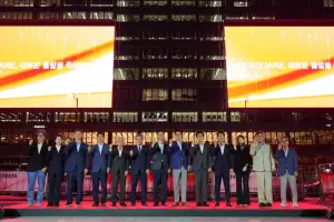 종로 광화문스퀘어 불 밝혔다