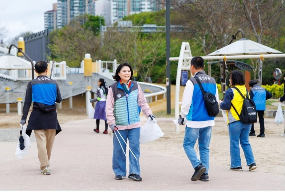 ‘우리동네 한강공원가꾸기’ 줍깅활동에 참여한 지역주민과 박춘선 의원