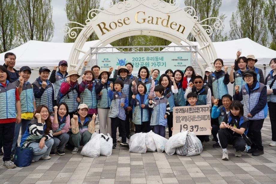 ‘우리동네 한강공원가꾸기’ 줍깅활동에 참여한 박춘선 의원이 참석자들과 기념촬영을 하고 있다.