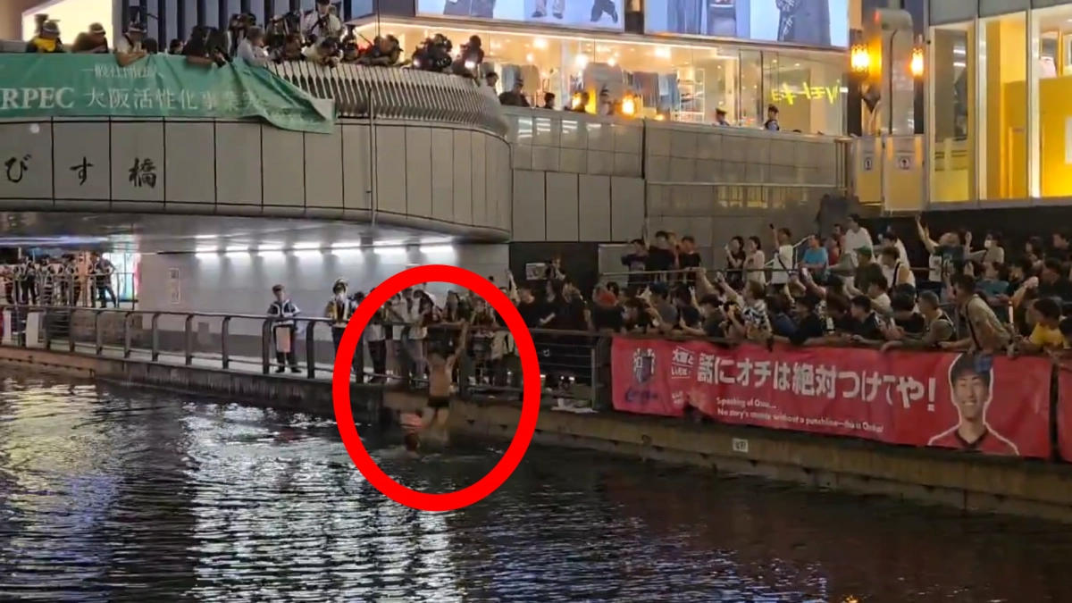 7일 일본 프로야구 구단 한신 타이거스가 우승한 직후 도톤보리강에 뛰어든 시민. 엑스(X) 캡처