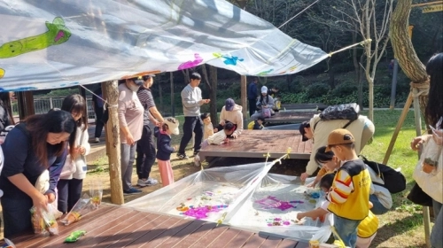 서울 구로구 온수근린공원에서 지난해 유아숲 가족축제 참가자들이 캠핑 놀이를 하고 있다.   구로구 제공