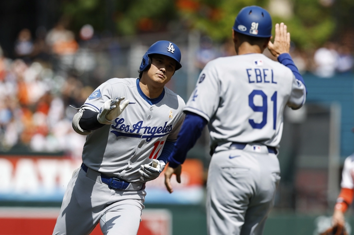 로스앤젤레스 다저스 오타니 쇼헤이가 8일(한국 시각) 미국 메릴랜드주 볼티모어 오리올파크 앳 캠던 야즈에서 열린 2025 미국 메이저리그(MLB) 볼티모어 오리올스와의 원정경기에서 홈런을 친 뒤 그라운드를 돌고 있다. AP 연합뉴스