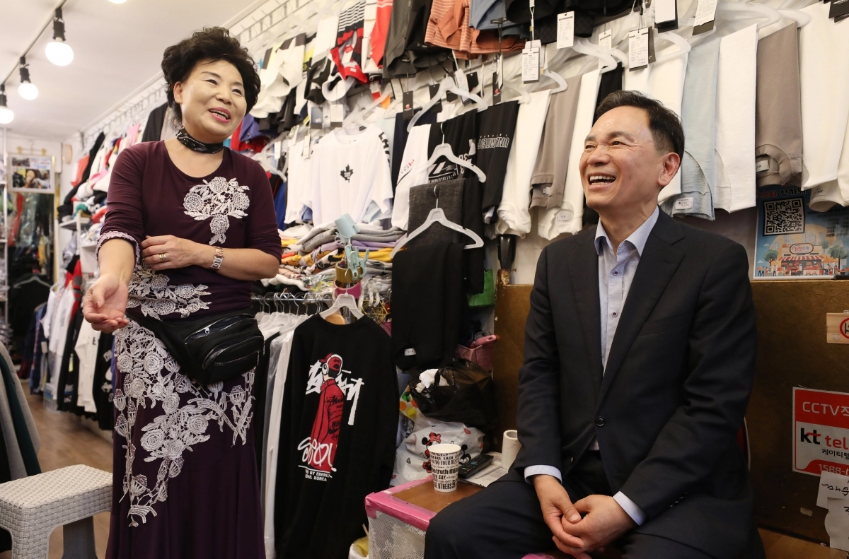 조성명(오른쪽) 서울 강남구청장이 지역의 전통시장을 방문해 상인과 이야기를 하며 웃고 있다. 강남구 제공