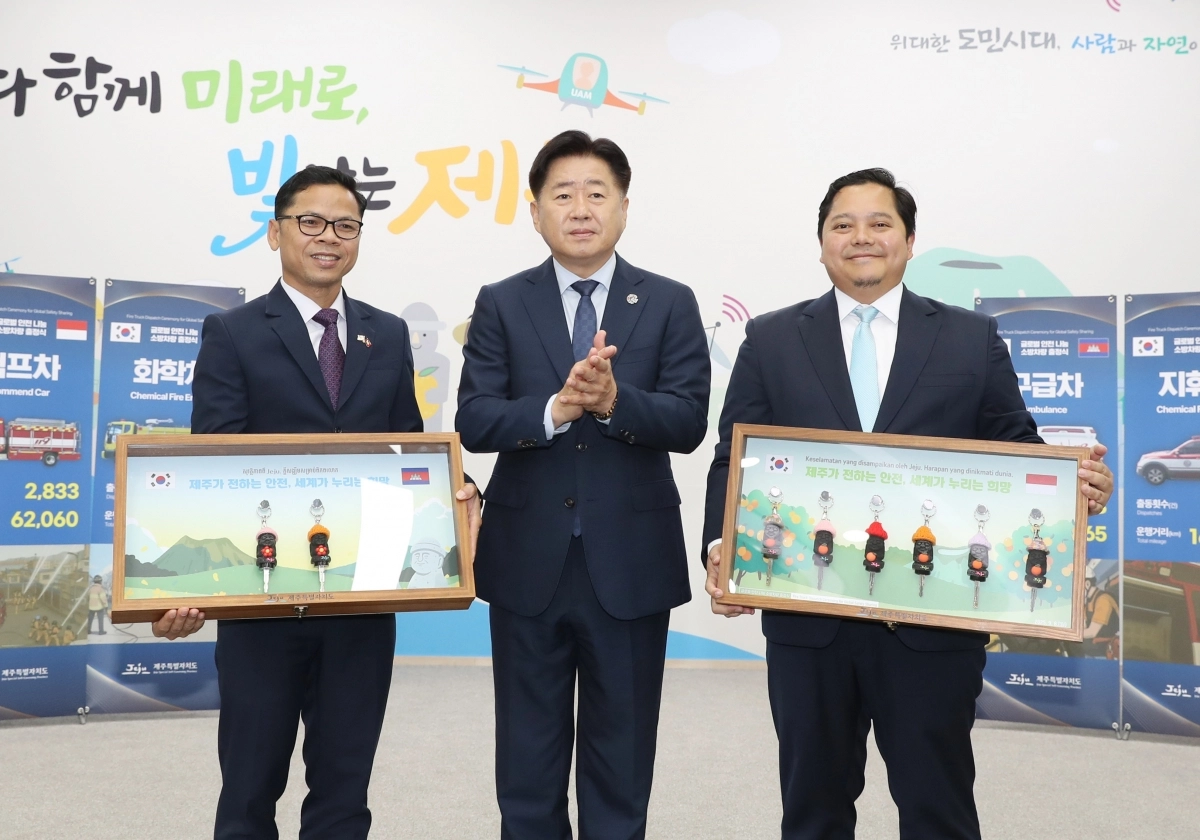 오영훈 제주도지사가 주한 인도네시아 알리 안디카 와르다나(오른쪽) 부대사, 캄보디아 론 사보언(왼쪽) 부대사와 함께 소방차량 8대를 무상양여하는 ‘글로벌 안전 나눔 소방차량 출정식’을 가진 뒤 기념촬영을 하고 있다. 제주도 제공