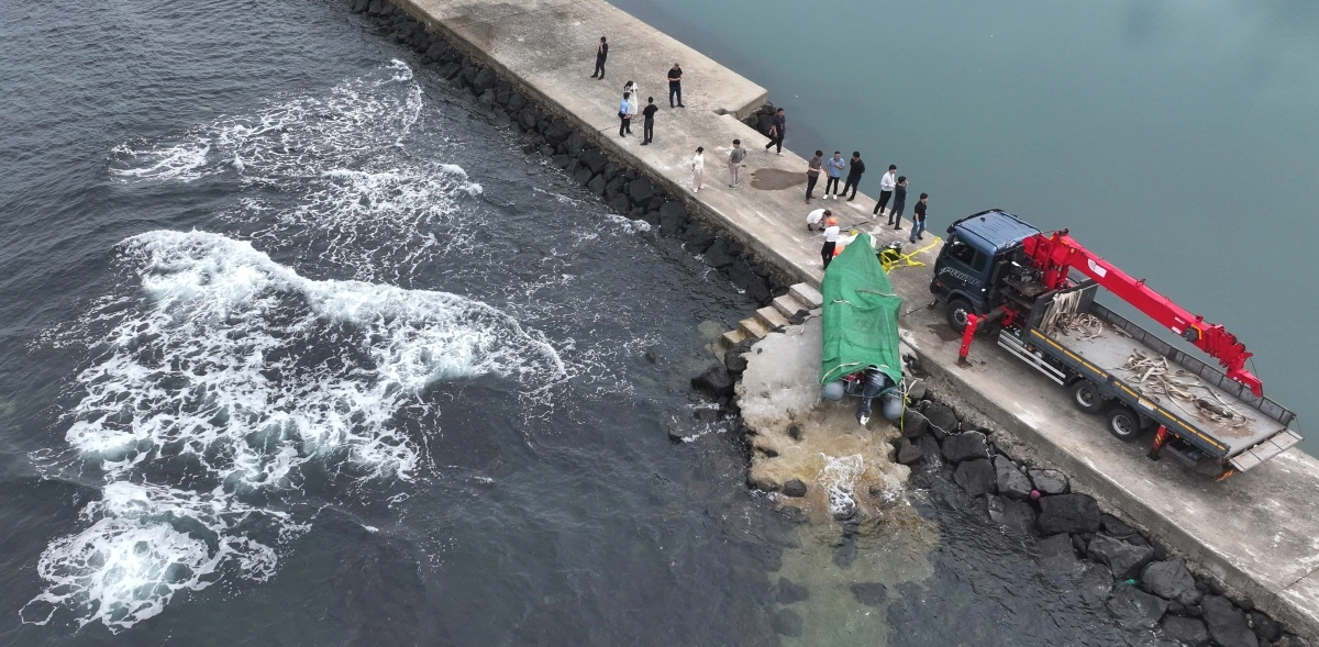 제주 해안서 발견된 정체불명의 보트