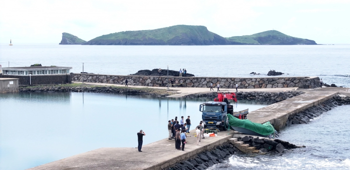 제주 해안서 발견된 정체불명의 보트