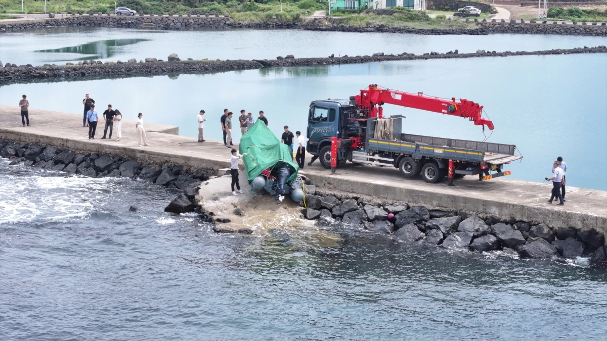 제주 해안서 발견된 정체불명의 보트