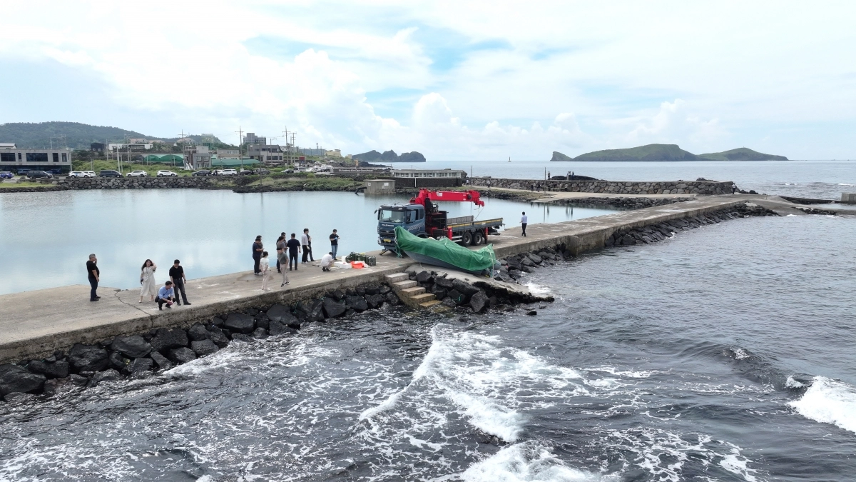 제주 해안서 발견된 정체불명의 보트
