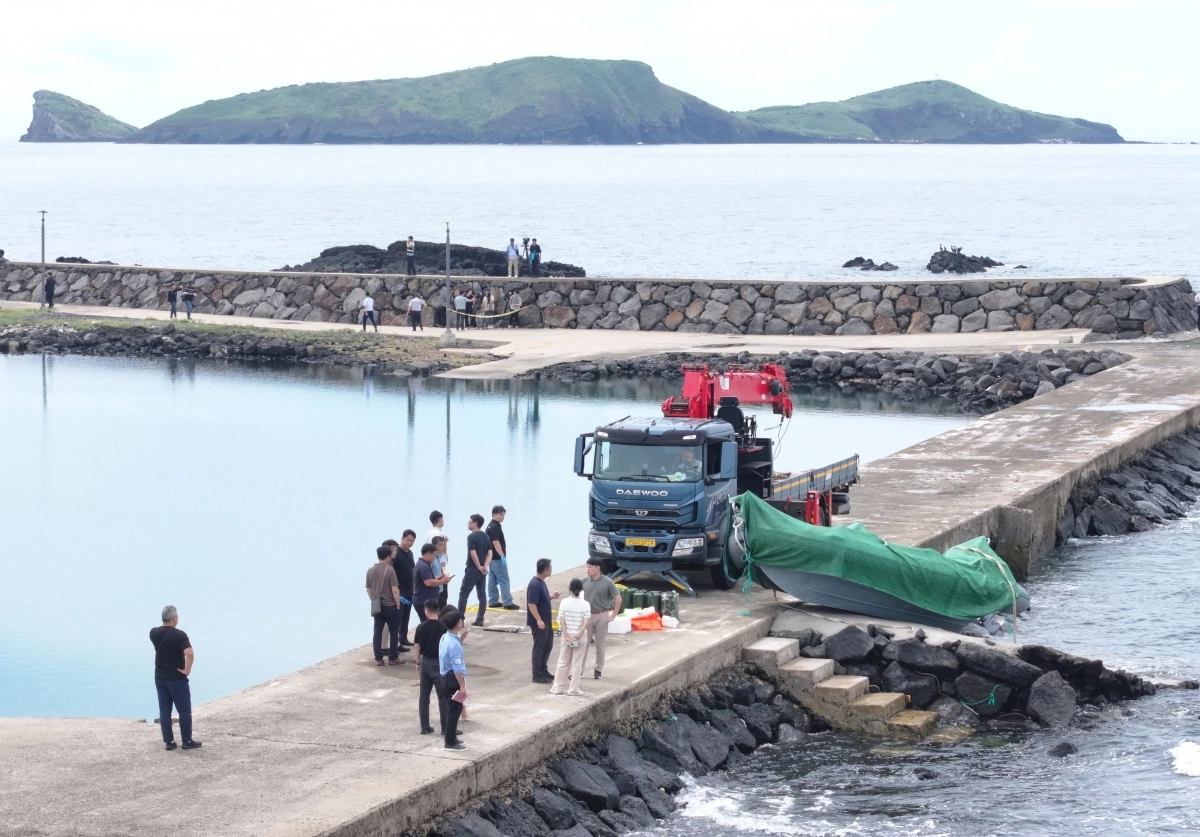 제주 해안서 발견된 정체불명의 보트