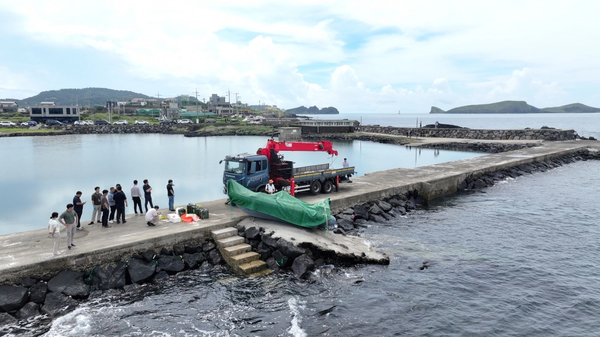 제주 해안서 발견된 정체불명의 보트