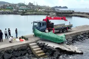 제주 해안서 중국 빵·기름통 들어있는… 수상한 고무보트 발견