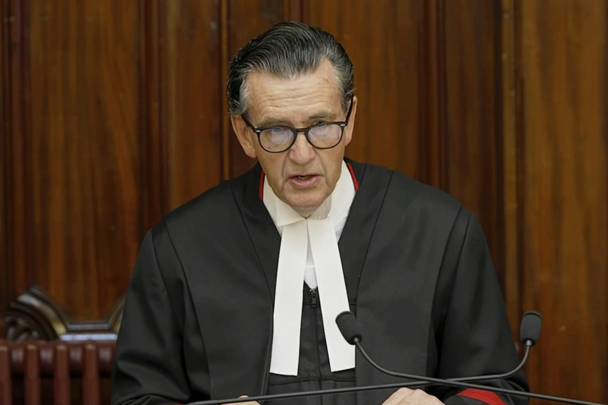 호주 빅토리아주 멜버른의 최고 법원에서 크리스토퍼 빌 판사가 ‘호주 독버섯 살인 사건’의 범인 에린 패터슨에게 8일(현지시간) 종신형 선고를 내리고 있다. 2025.9.8. AP 뉴시스