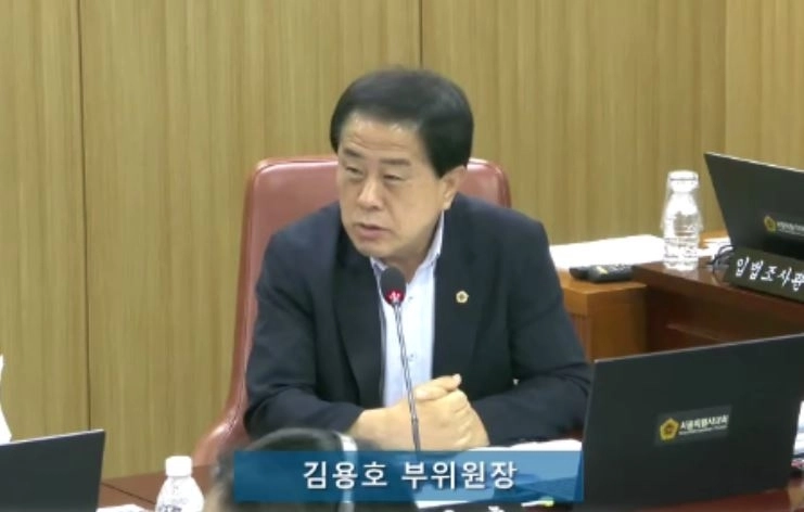 제332회 임시회 도시안전건설위원회 회의에서 김용호 의원이 질의하고 있다.