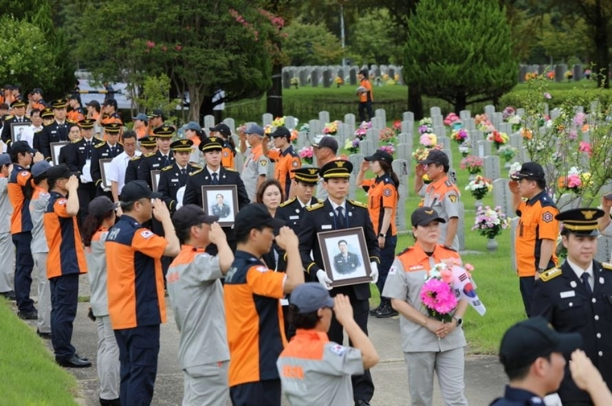 지난 2024년 3월 4일 서울 은평구 서울소방학교에서 개최된 ‘소방 영웅길’ 명예도로명 지정 기념식에 참석해 김용호 의원이 추모하고 있다.