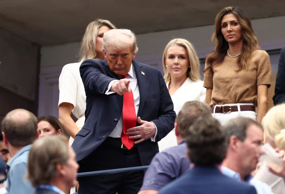 도널드 트럼프 미국 대통령이 7일(현지시간) US오픈 남자단식 결승전이 열린 미국 뉴욕 아서 애시 스타디움에서 관중들을 향해 손짓을 하고 있다. 뉴욕 로이터 연합뉴스