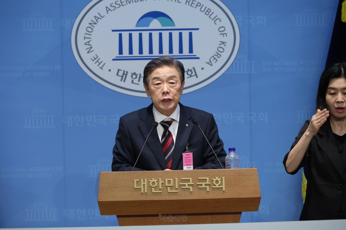 김형석 독립기념관장이 8일 서울 여의도 국회 소통관에서 대국민 기자회견을 하고 있다 2025.9.8안주영 전문기자