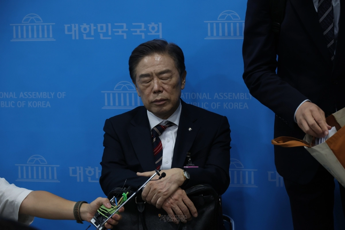 김형석 독립기념관장이 8일 서울 여의도 국회 소통관에서 대국민 기자회견을 하기 전 생각에 잠겨있다. 2025.9.8안주영 전문기자