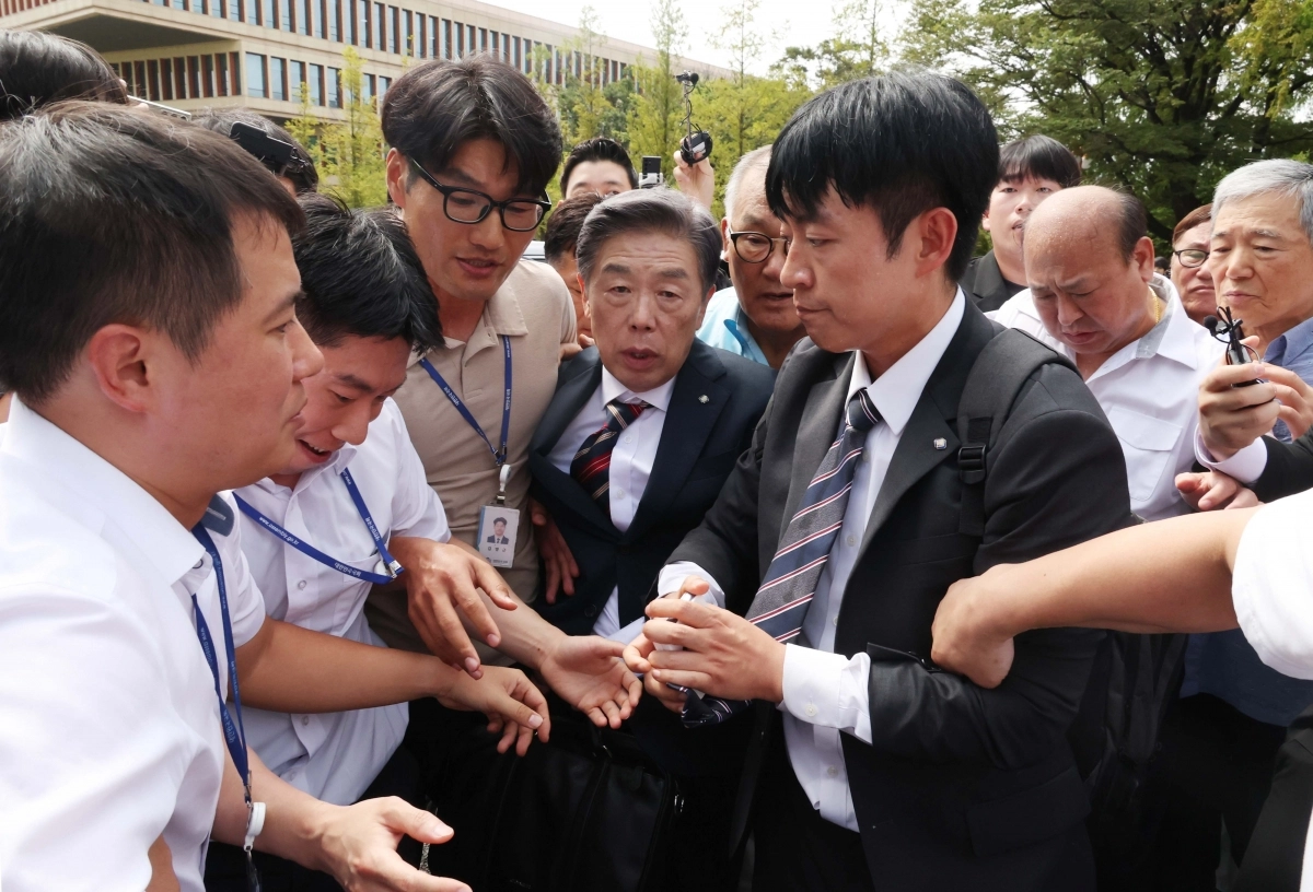 김형석 독립기념관장이 8일 오전 서울 여의도 국회 소통관에서 기자회견 후 퇴진을 요구하는 시민단체 회원들의 항의를 받으며 차량으로 이동하고 있다.  2025.09.08 뉴시스