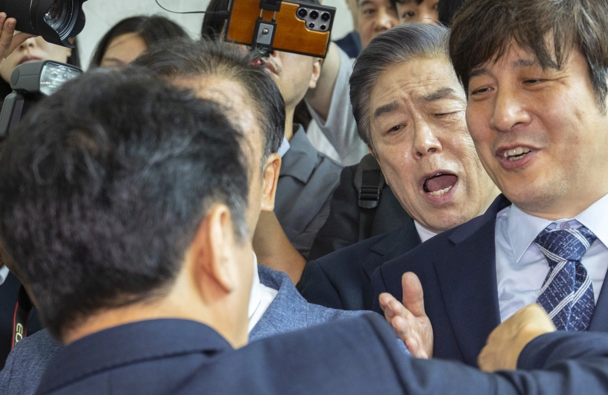 김형석 독립기념관장이 8일 국회 소통관에서 ‘독립기념관 바로 세우기’ 기자회견을 마친 뒤 퇴장하다 기자회견 개최에 항의하는 더불어민주당 문진석 원내운영수석부대표의 항의를 받은 뒤 설전을 벌이고 있다. 2025.9.8 연합뉴스