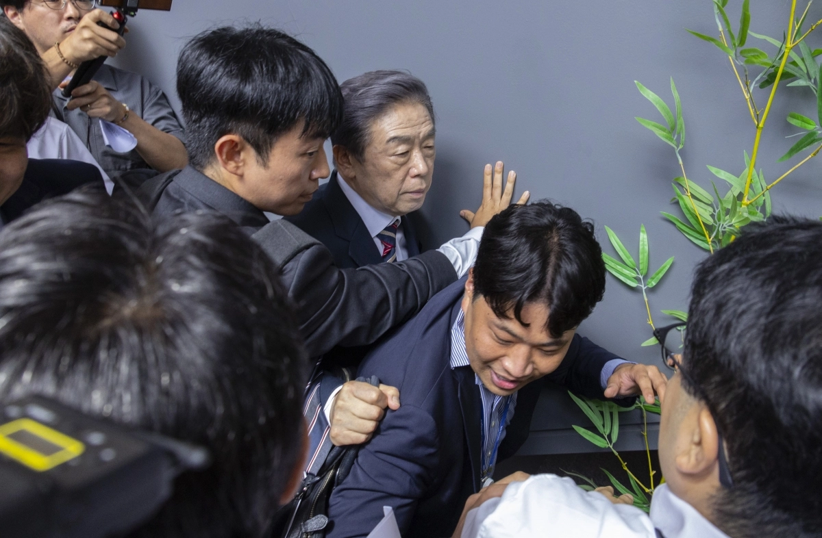 김형석 독립기념관장이 8일 국회 소통관에서 ‘독립기념관 바로 세우기’ 기자회견을 마친 뒤 기자회견 개최에 항의하는 시민단체의 항의를 받으며 회견장을 떠나고 있다. 2025.9.8 연합뉴스