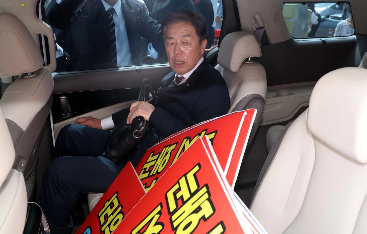 김형석 독립기념관장이 8일 오전 서울 여의도 국회 소통관에서 기자회견 후 퇴진을 요구하는 시민단체 회원들의 항의를 받으며 차량 탑승하고 있다.  2025.09.08 뉴시스