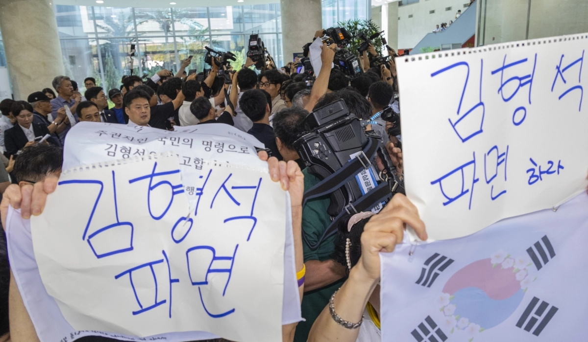 김형석 독립기념관장이 8일 국회 소통관에서 ‘독립기념관 바로 세우기’ 기자회견을 마친 뒤 빠져 나가는 동안 회견 개최에 항의하는 시민단체가 김 관장의 파면을 요구하는 시위를 벌이고 있다. 2025.9.8 연합뉴스