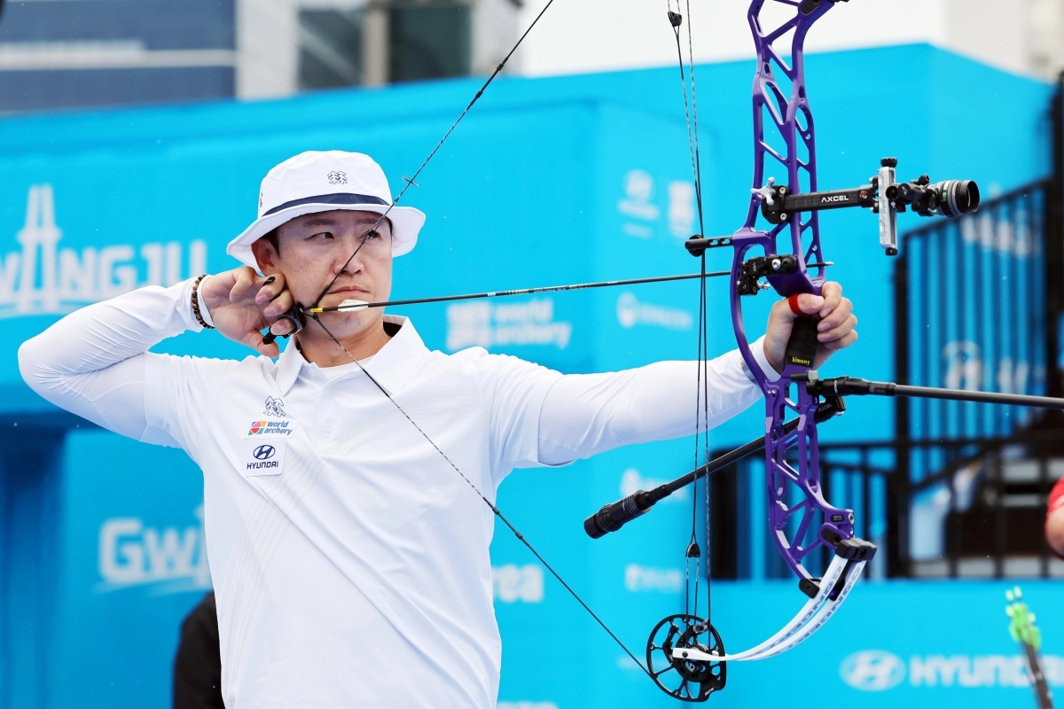 한국 양궁 국가대표 최용희가 8일 광주 5·18민주광장에서 열린 2025 세계양궁선수권대회 컴파운드 남자 개인전 8강전에서 활시위를 당기고 있다. 광주 연합뉴스