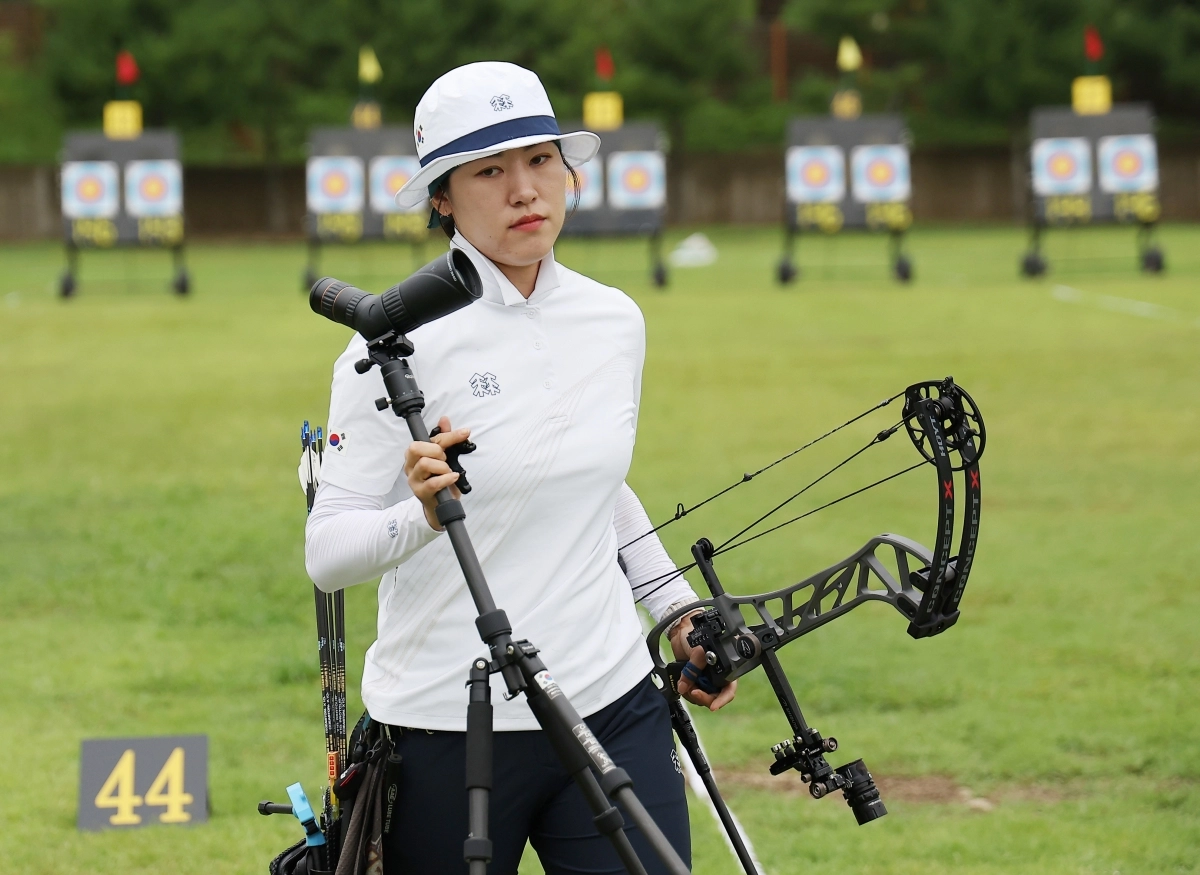 한국 양궁 국가대표 소채원이 8일 광주국제양궁장에서 열린 2025 세계양궁선수권대회 컴파운드 여자 개인 32강에서 패한 뒤 아쉬워하고 있다. 광주 연합뉴스