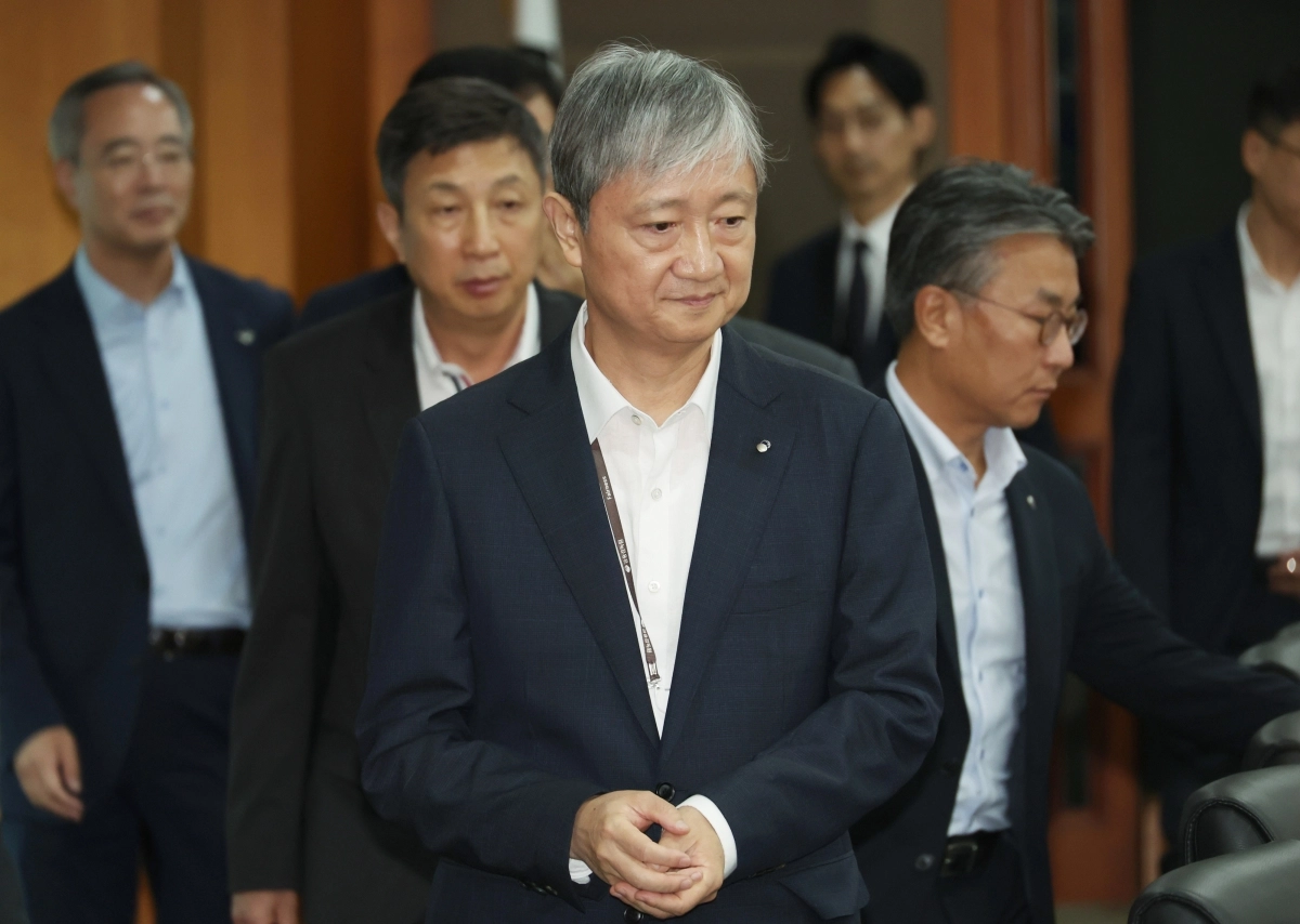 이찬진 금융감독원장이 8일 여의도 한국금융투자협회에서 열린 금감원-금융투자회사 CEO 간담회에서 투자회사 CEO들과 기념촬영을 한 뒤 자리로 향하고 있다. 2025.9.8. 연합뉴스