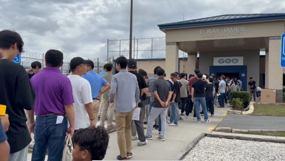 7일(현지시간) 미 조지아주 포크스턴의 이민세관단속국(ICE) 구금시설 앞에서 관계사 직원들이 면담을 기다리고 있다. 2025.9.8. 연합뉴스