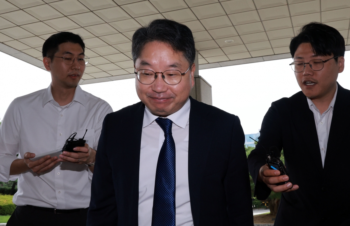 노만석 검찰총장 직무대행이 8일 서울 서초구 대검찰청 청사로 출근하고 있다. 노 대행은 검찰청 폐지를 담은 정부 조직개편안과 관련해 취재진에게 “개혁 세부 방향은 국민들 입장에서 설계됐으면 한다”고 밝혔다. 연합뉴스