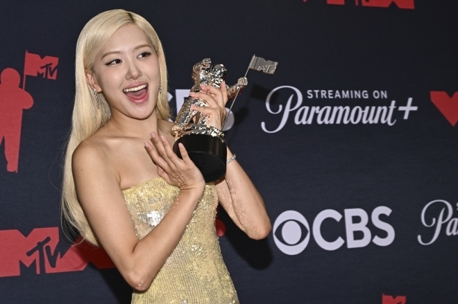 세계적인 걸그룹 블랙핑크의 로제가 8일(한국시간) 열린 ‘2025 MTV 비디오 뮤직 어워즈’에서 주요 시상 부문 중 하나인 ‘올해의 노래’ 트로피를 든 채 활짝 웃고 있다. 로제는 블랙핑크의 ‘베스트 그룹’ 부문까지 2관왕에 올랐다. 뉴욕 AP 연합뉴스