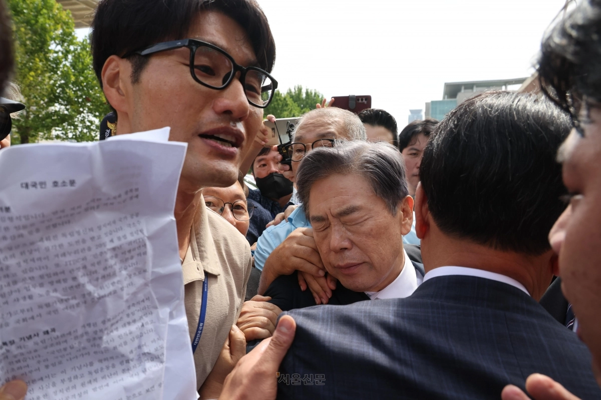 김형석(가운데) 독립기념관장이 8일 국회에서 ‘독립기념관 바로 세우기’ 기자회견을 마친 뒤 시민단체의 항의를 받으며 회견장을 떠나고 있다. 안주영 전문기자