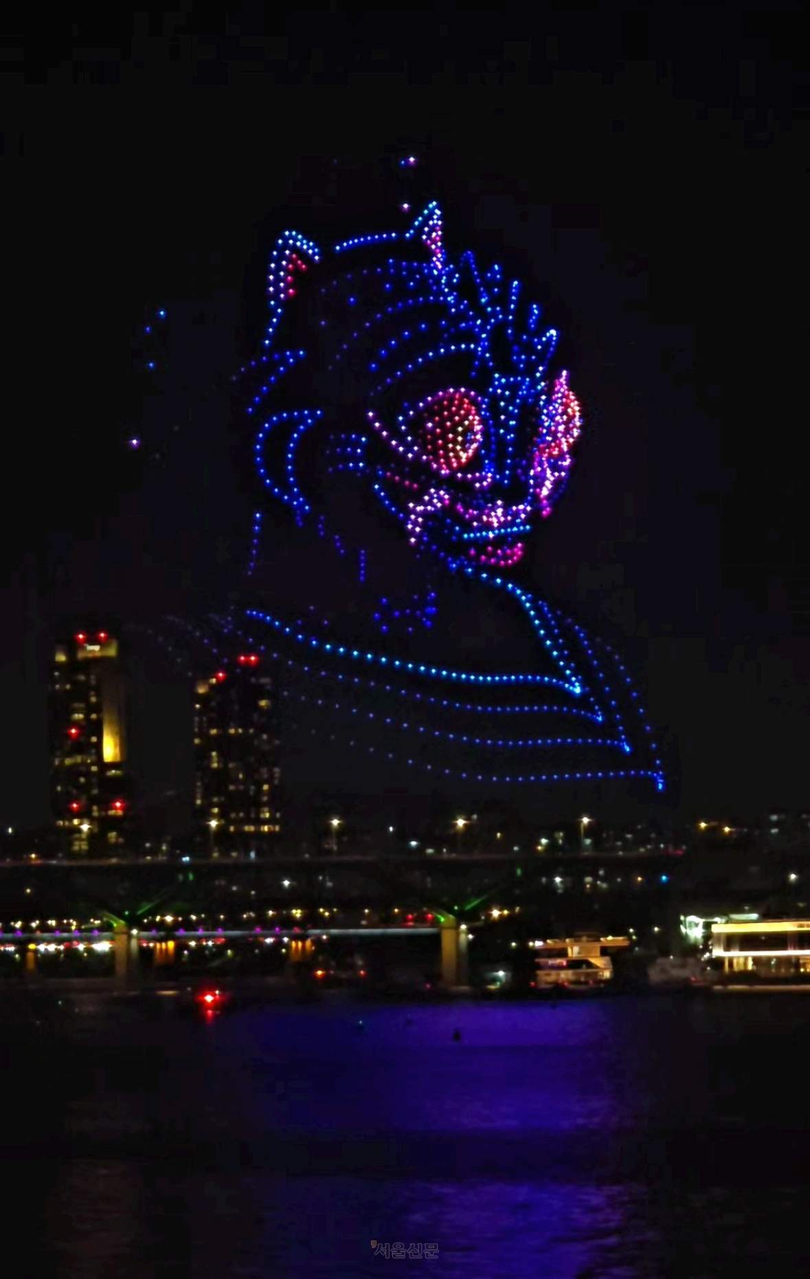 지난 7일 밤 서울 광진구 뚝섬한강공원에서 ‘케이팝 데몬 헌터스’를 주제로 한 ‘2025년 한강 불빛 공연’이 펼쳐지고 있다. 도준석 사진부장