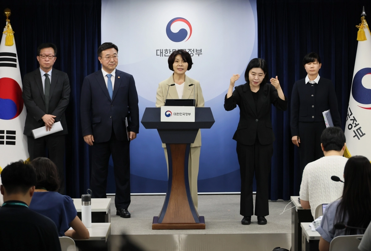 윤호중(왼쪽 두번째부터) 행정안전부 장관과 한정애 더불어민주당 정책위의장이 지난 7일 서울 종로구 정부서울청사에서 제3차 고위당정협의회 결과 및 정부조직 개편 방안에 대해 발표하고 있다. 당정은 내년 1월 2일을 기해 기획재정부를 재정경제부와 기획예산처로 분리하는 정부 조직개편을 단행하기로 했다. 연합뉴스