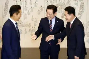 [포토] ‘악수 권하는’ 이재명 대통령