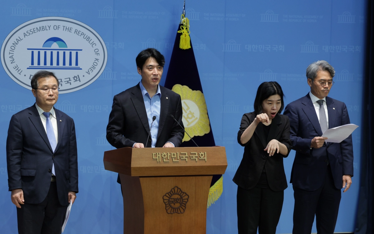 한준호 더불어민주당 정치검찰 조작기소대응특위 위원장이 8일 국회 소통관에서 특위 위원들과 함께 ‘쌍방울 대북송금 사건’ 관련 기자회견을 하고 있다. 왼쪽부터 ﻿이건태 의원, 한 위원장, 한 사람 건너 김기표 의원. 뉴스1