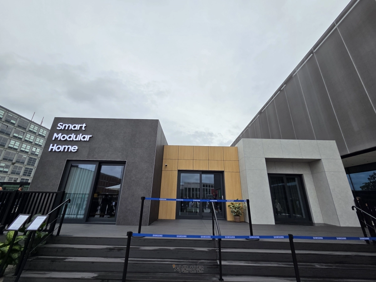 지난 5일(현지시간) 독일 베를린 ‘IFA 2025’ 야외 전시장에 삼성전자가 ‘인공지능(AI) 홈’ 기술을 모듈러(조립식) 주택에 적용한 ‘스마트 모듈러 홈’이 자리 잡고 있다. 베를린 곽소영 기자