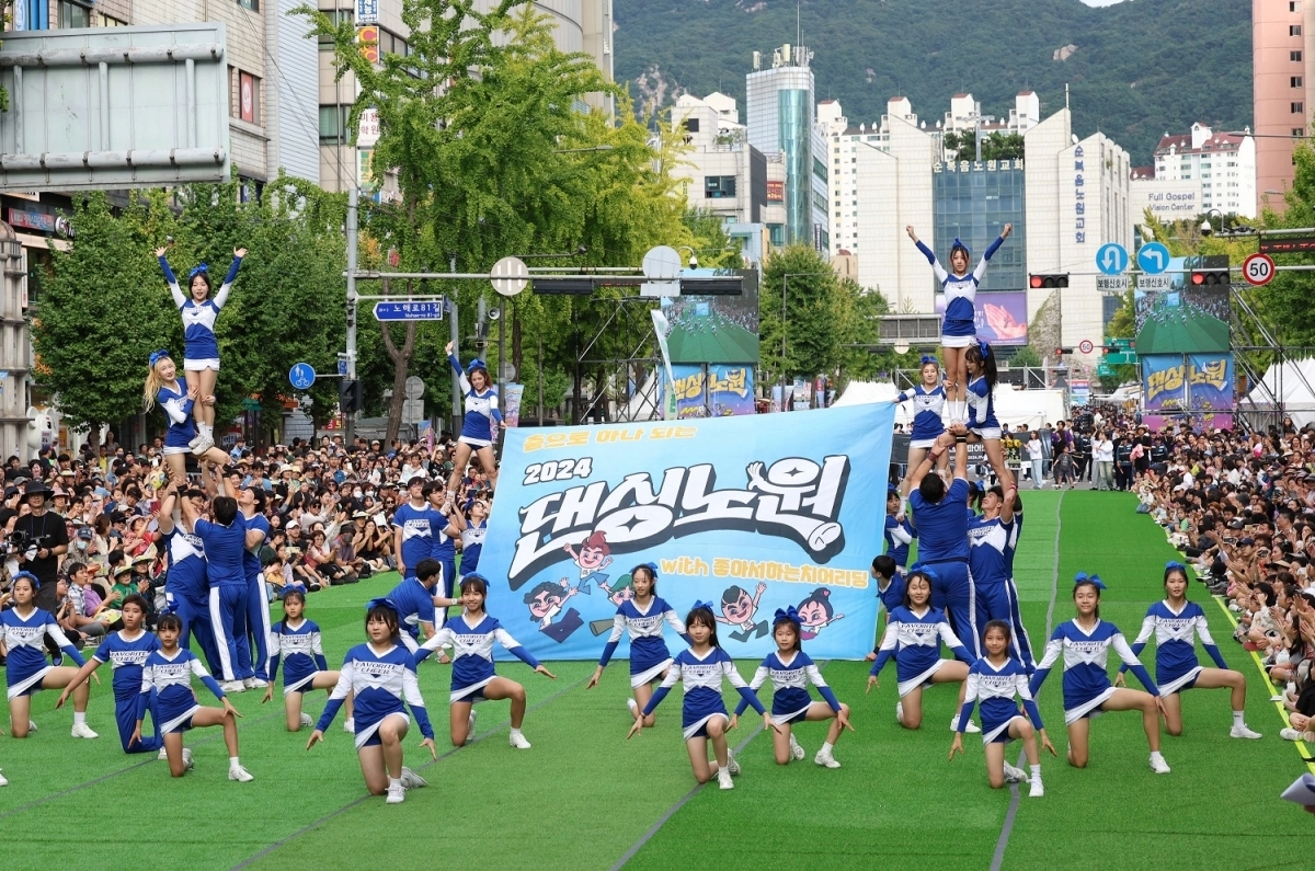 지난해 서울시 노원구 노원역 앞에서 열린 ‘댄싱노원 거리페스티벌’에서 퍼레이드 경연이 열리고 있다. 노원구 제공